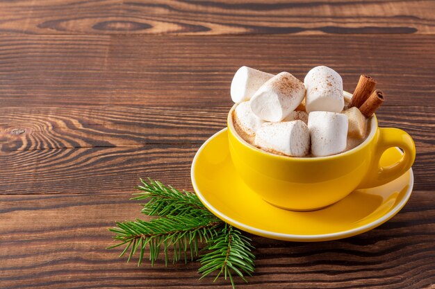 Weihnachtskaffee mit Marshmallows und Zimt