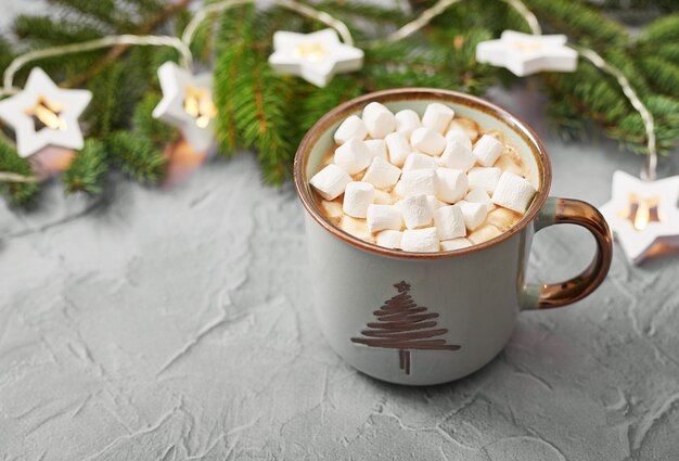 Weihnachtskaffeetasse mit Marshmallows