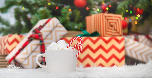 Weihnachtskakao mit Eibischen und Süßigkeiten. Tiefenschärfe.