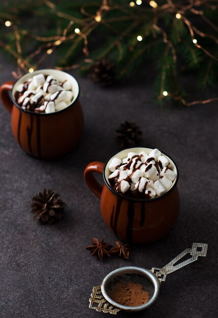 Weihnachtskakao mit Marshmallows in einer Tasse, Neujahrswärmegetränk