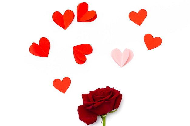 Weihnachtskarte Draufsicht rote Rose und Papierherzen auf weißem Schreibtisch Valentine Hintergrund Fliegende Konfetti Glücklicher Muttertag Glücklicher Frauentag Frühling