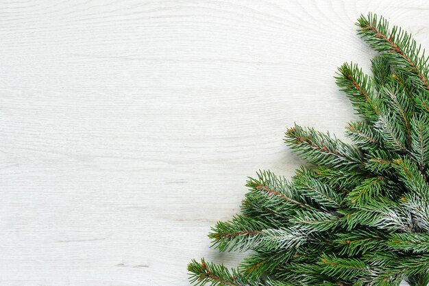 Weihnachtskarte Geschenkboxen Weihnachtsbaum und Weihnachtsschmuck auf weißem Hintergrund Ansicht von oben