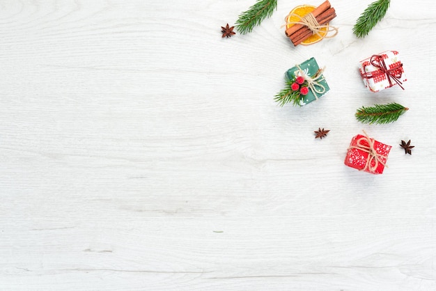 Weihnachtskarte Geschenkboxen Weihnachtsbaum und Weihnachtsschmuck auf weißem Hintergrund Ansicht von oben