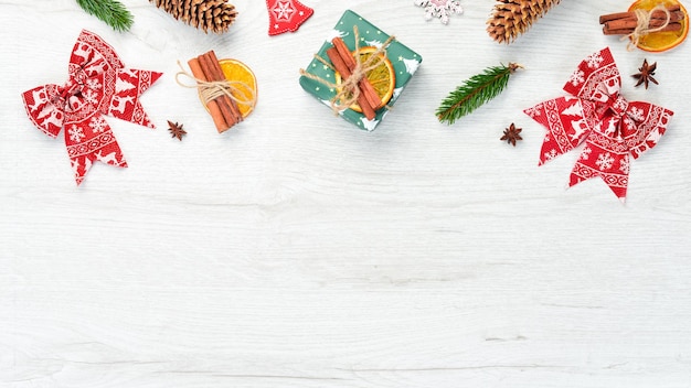 Weihnachtskarte Geschenkboxen Weihnachtsbaum und Weihnachtsschmuck auf weißem Hintergrund Ansicht von oben