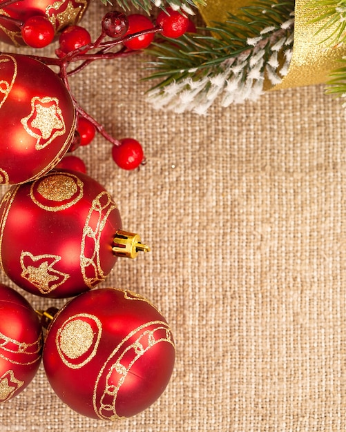Weihnachtskarte. grenze von dekoration auf sackleinen-hintergrund