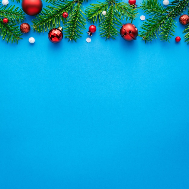 Weihnachtskarte mit blauem Hintergrund. Ansicht von oben, Platz für Werbetext kopieren