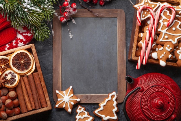 Weihnachtskarte mit Lebkuchentee und Tannenbaum