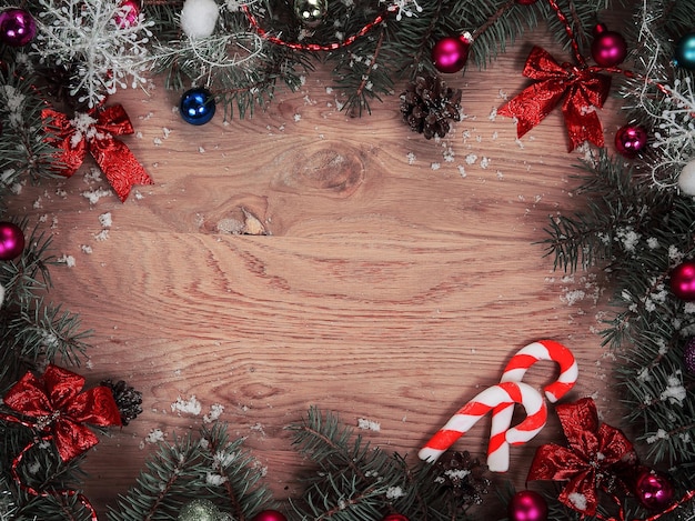 Weihnachtskarte Weihnachtskranz auf hölzernen Hintergrund