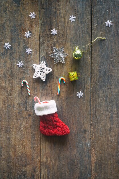 Foto weihnachtskarten-hintergrund mit dekoration, ball, sterne, schneeflocken, geschenkkiste, kieferkegel