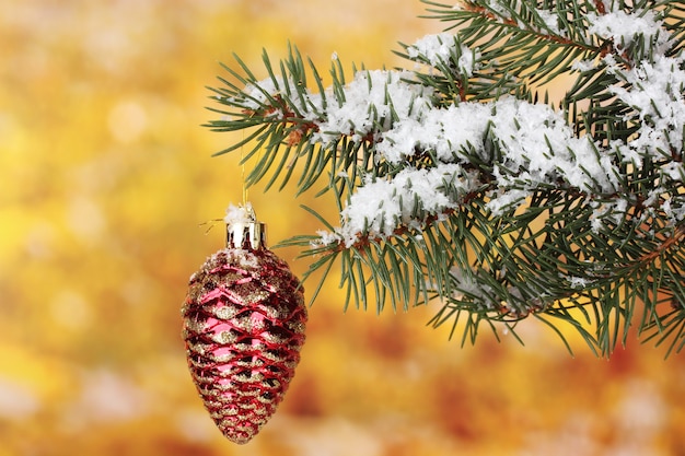 Weihnachtskegel am Baum auf Gelb