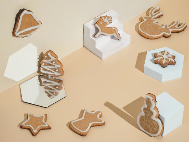 Foto weihnachtskekse auf dem podium gingerbread-kekse isometrische stillleben auf minimalem abstrakten hintergrund weihnachten-gingerbrood-kekse-set design-schuss mit isoliertem kopierraum auf creme-hintergrund