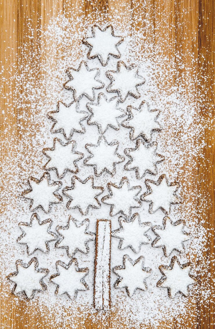 Foto weihnachtskekse mit zimtstern auf hölzernem hintergrund
