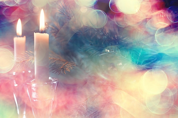 Weihnachtskerzendekorationskarte, Neujahr, Tischdekoration, brennende Kerzen und Weihnachtsbaumzweige
