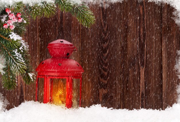 Weihnachtskerzenlaterne im Schnee