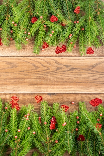 Weihnachtskiefernzweige auf einem Holztisch