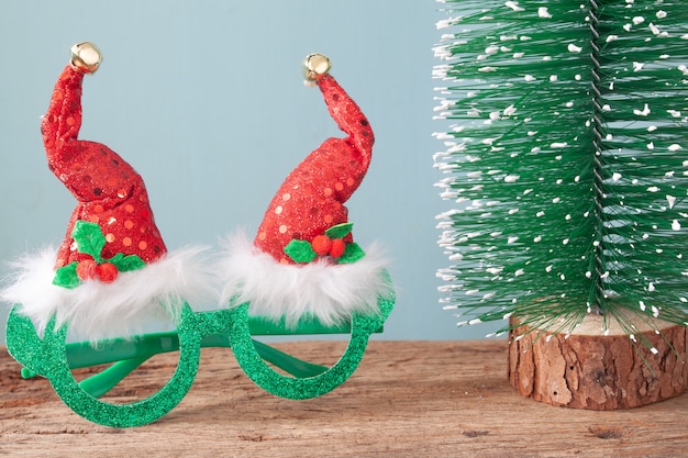 Weihnachtskollektion auf Holztisch. Damen- oder Kindermode-Accessoires