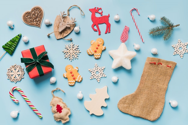 Weihnachtskollektion mit Kugeln, Schneeflocken, Rentier