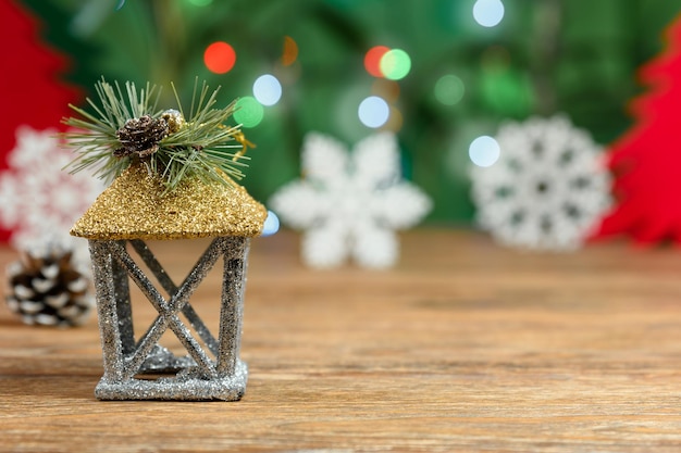 Weihnachtskomposition auf braunem Holztisch mit Kopienraum