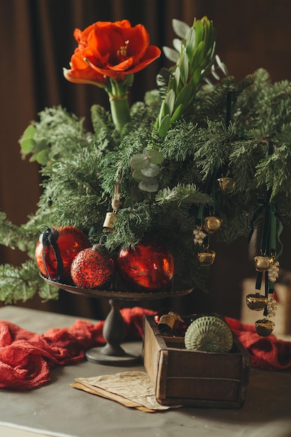 Foto weihnachtskomposition auf dem festlichen tisch