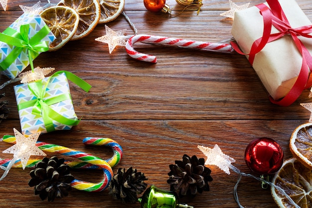 Weihnachtskomposition auf einem dunklen hölzernen Hintergrund. Der Blick von oben. Weihnachten.