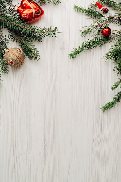 Weihnachtskomposition auf einem weißen Holztisch mit Kopierraum