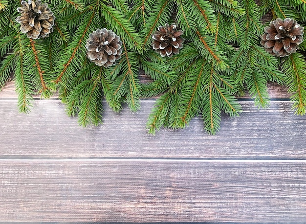 Weihnachtskomposition auf Holzhintergrund. Platz für Text