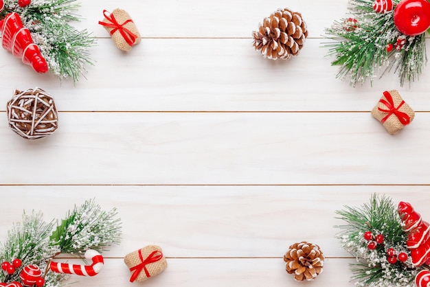 Weihnachtskomposition auf weißem Schreibtisch aus Holz. Weihnachtshintergrund, Draufsicht, flache Lage. Kopieren Sie Platz in der Mitte.