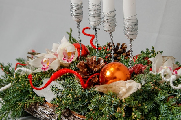 Weihnachtskomposition aus Blumen und Weihnachtsschmuck