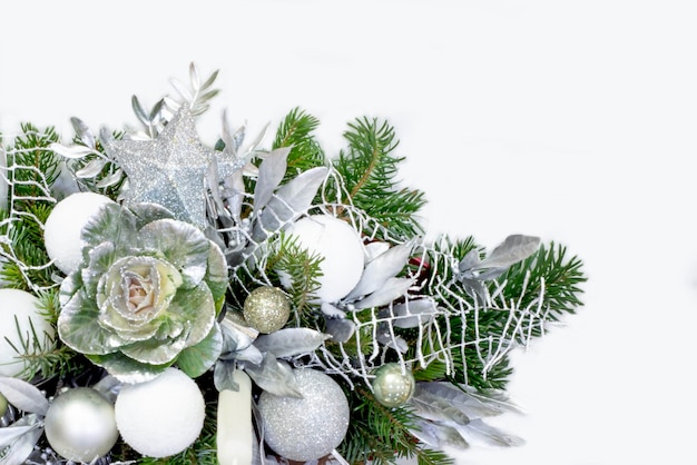 Foto weihnachtskomposition aus tannenzweigen, silberkugeln aus lorbeerblättern, glückliches neues jahr, grußkarte