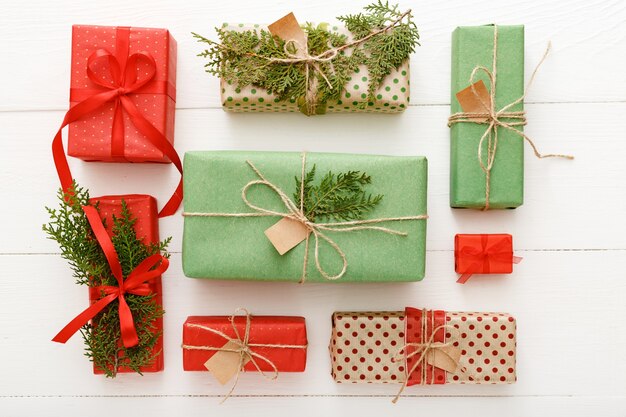 Weihnachtskomposition aus verschiedenen Geschenkboxen