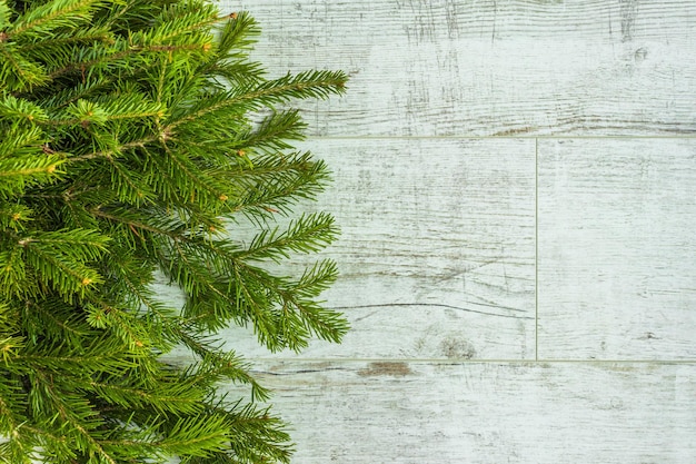 Weihnachtskomposition Christbaumschmuck Tannenzweige auf weißem Holzhintergrund Flacher Draufsichtkopierraum