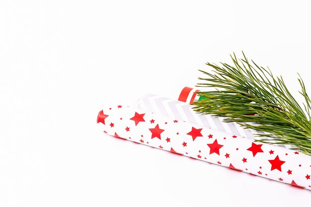 Weihnachtskomposition Fichtenzweige und Geschenkpapier