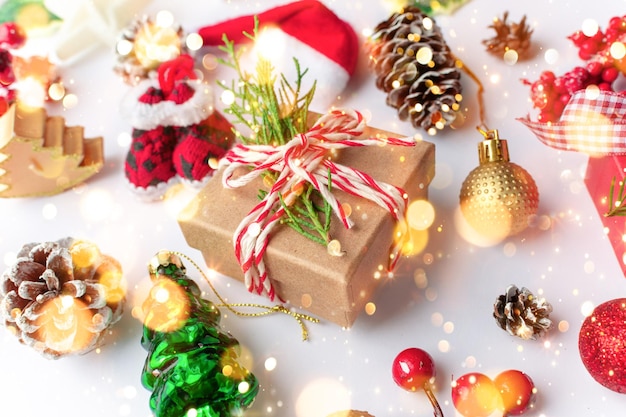 Weihnachtskomposition flatlay Weihnachtsgeschenke rote und goldene Tannenzweige und rote Beeren