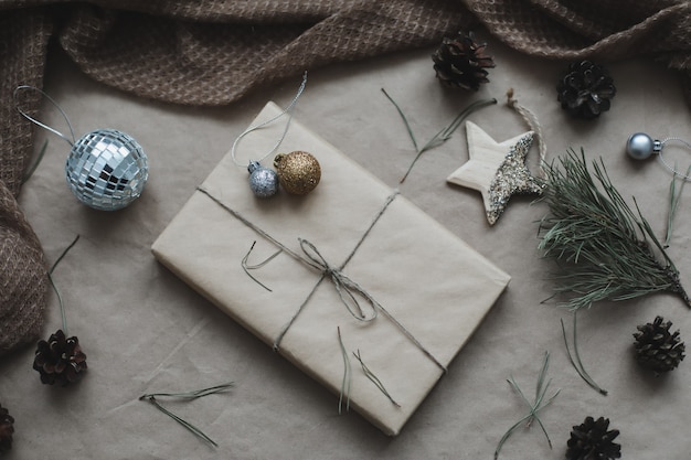 Weihnachtskomposition geschenk tannenzweige kugeln auf handwerkspapierhintergrund weihnachten winter neues ye...