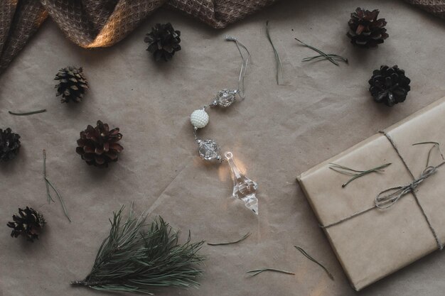 Weihnachtskomposition geschenk tannenzweige kugeln auf papierhintergrund weihnachten winter neujahr con...