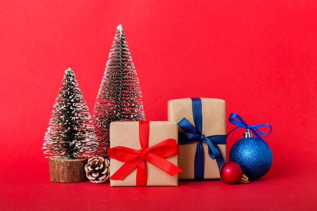 Weihnachtskomposition, Geschenke, kleine Äste und handwerkliche DIY-Dekorationen auf weißem Hintergrund, Neujahrskonzept, Weihnachtsdekoration, flache Lage, Draufsicht, Kopierraum