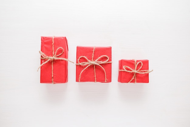 Weihnachtskomposition. Geschenke, rote Dekorationen auf weißem Hintergrund.