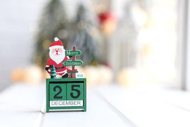 Weihnachtskomposition. Geschenke, Tannenbaumzweige, rote Dekorationen auf weißem Hintergrund. Weihnachten, Winter, Neujahrskonzept