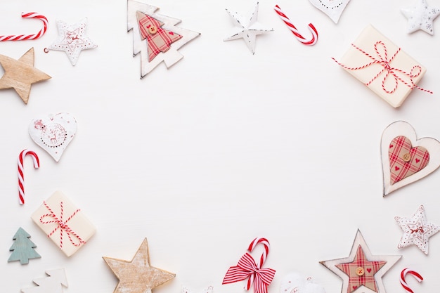 Weihnachtskomposition. Holzdekorationen, Sterne auf weißem Hintergrund.