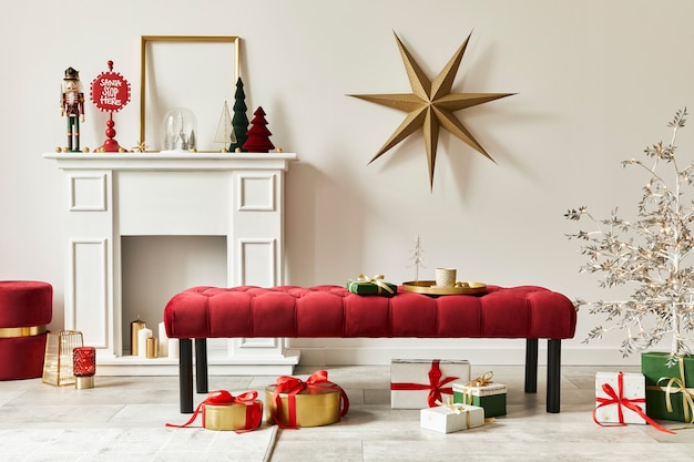 Weihnachtskomposition mit Dekoration, Weihnachtsbaum, Geschenken, Schnee und Accessoires in gemütlicher Wohnkultur. Platz kopieren. Weiß und Rot. Vorlage.