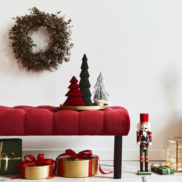 Weihnachtskomposition mit Dekoration, Weihnachtsbaum, Geschenken, Schnee und Accessoires in gemütlicher Wohnkultur. Platz kopieren. Weiß und Rot. Vorlage.