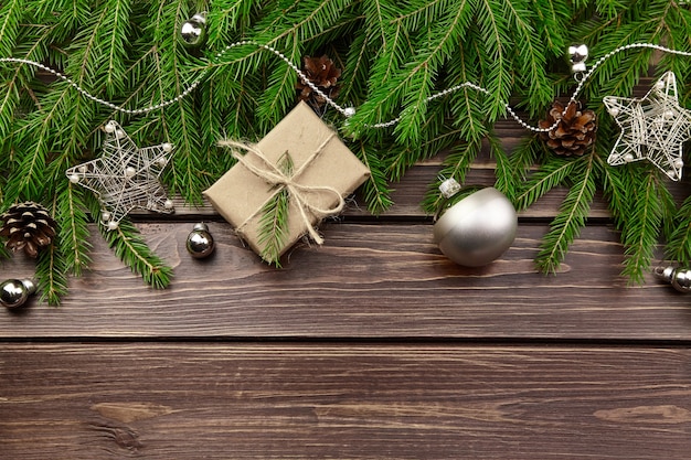 Weihnachtskomposition mit Geschenkbox und Ästen