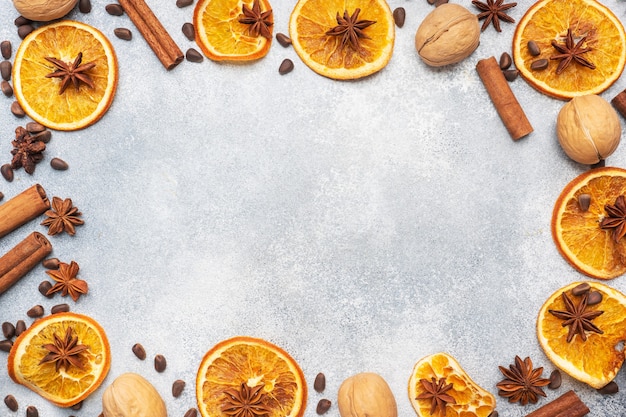 Weihnachtskomposition mit getrockneten Orangen, Zimt, Anis und Nüssen