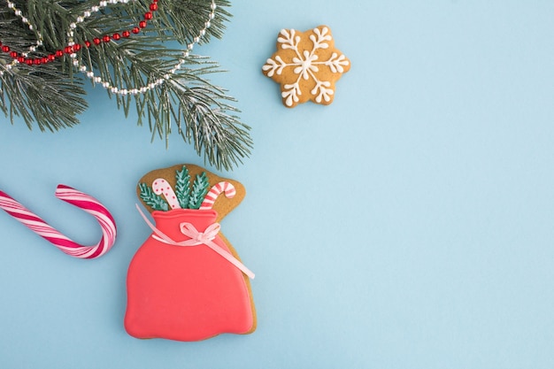 Weihnachtskomposition mit Lebkuchen auf dem Blau