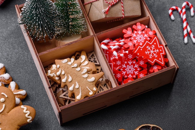 Weihnachtskomposition mit Lebkuchen und Weihnachtsspielzeug