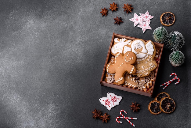 Weihnachtskomposition mit Lebkuchen und Weihnachtsspielzeug