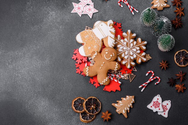 Weihnachtskomposition mit Lebkuchen und Weihnachtsspielzeug