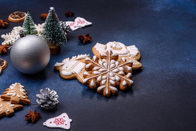 Weihnachtskomposition mit Lebkuchen Weihnachtsspielzeug Tannenzapfen und Gewürze