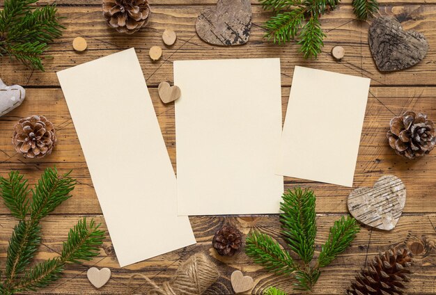 Foto weihnachtskomposition mit leeren karten auf einem holztisch