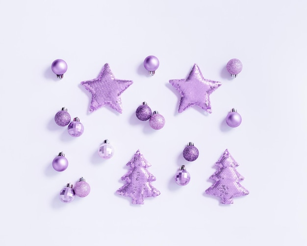 Weihnachtskomposition mit leuchtendem Lavendelfarbenglanzspielzeug mit Pailletten, in Form Weihnachtsbaum und Stern, kleiner Ball, monochromes Bild. Neujahrsfeiertagsmuster im Quadrat, Trendfarbe